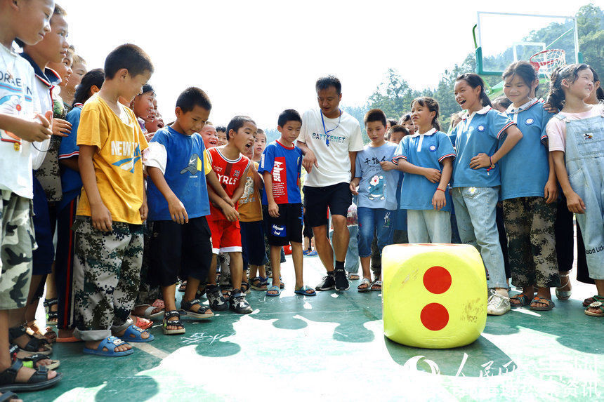 南明小学|贵州：温情支教“大歹娃”喜笑颜开