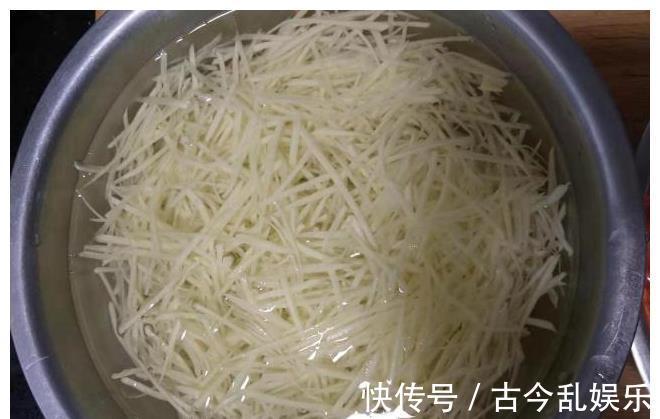 制作过程|咸香绵软蒸土豆丝,很多人都做不好,原来一开始方法就错了
