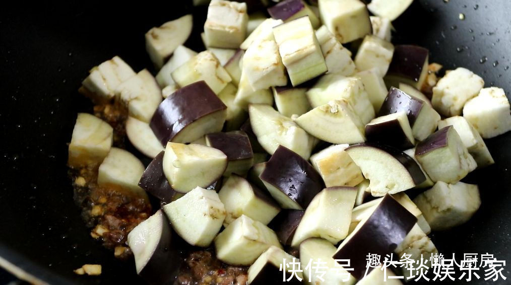 下饭|先蒸后炒,做出来的茄子不吸油,配上牛肉末一起炒,下饭好吃
