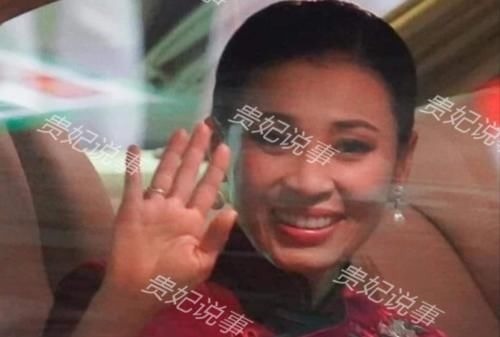 海报&43岁苏提达放大招,高调发布中国风海报,华裔王后宛如画中美人