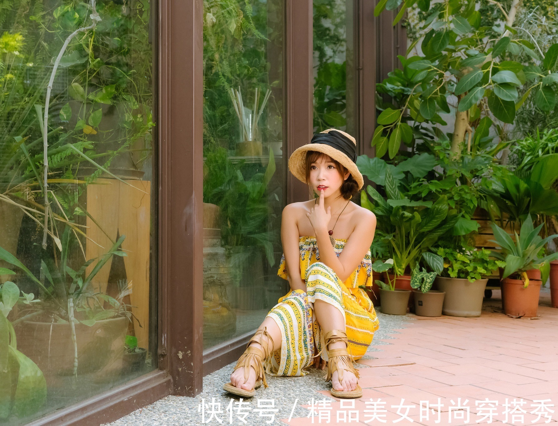 民族风|一字肩连体裤，搭配一双民族风十足的凉鞋，优雅浪漫