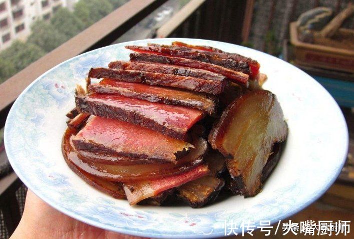 腊肉直接蒸，难怪又硬又咸！多做这1步，腊肉软嫩鲜香，腊香浓郁