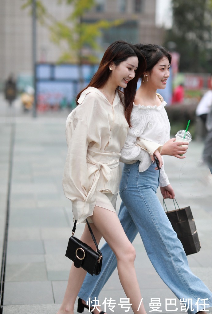 白皙娇嫩|小姐姐身穿米白色的雪纺衫,相当可人和美艳了