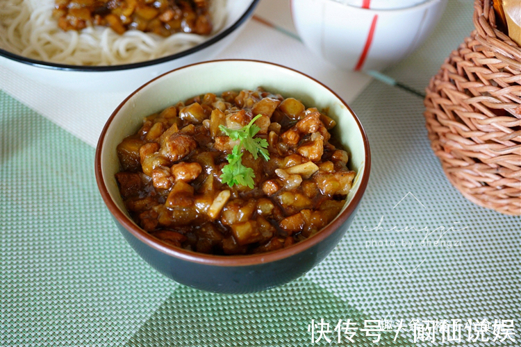 好吃|面条和茄子一起做,原来如此好吃,我家隔三岔五做,每次吃光光