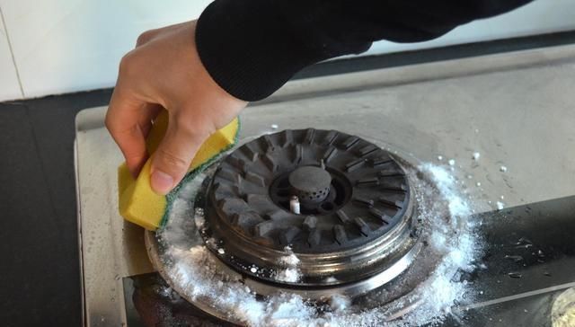 不管煤气灶有多脏，教你一招，不用一滴水，再脏的灶台一擦就干净