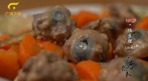 百岁老人用食盐刷牙,满口牙齿都是原装,啃起鸡脚毫不费力