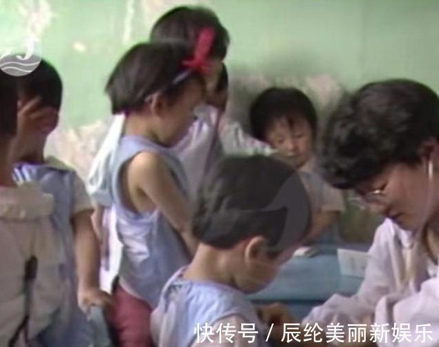 近视|三十年前幼儿园孩子体检视频曝光，勾起80后记忆：当年这么乖