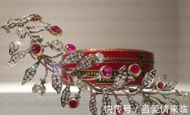 耳环 新年就是要红!王室红宝石珠宝看起来!