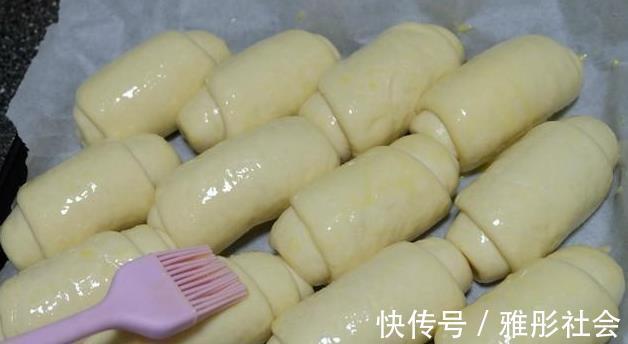 想吃面包不用买，此面包做法太简单，一盘12个，香甜松软拉丝
