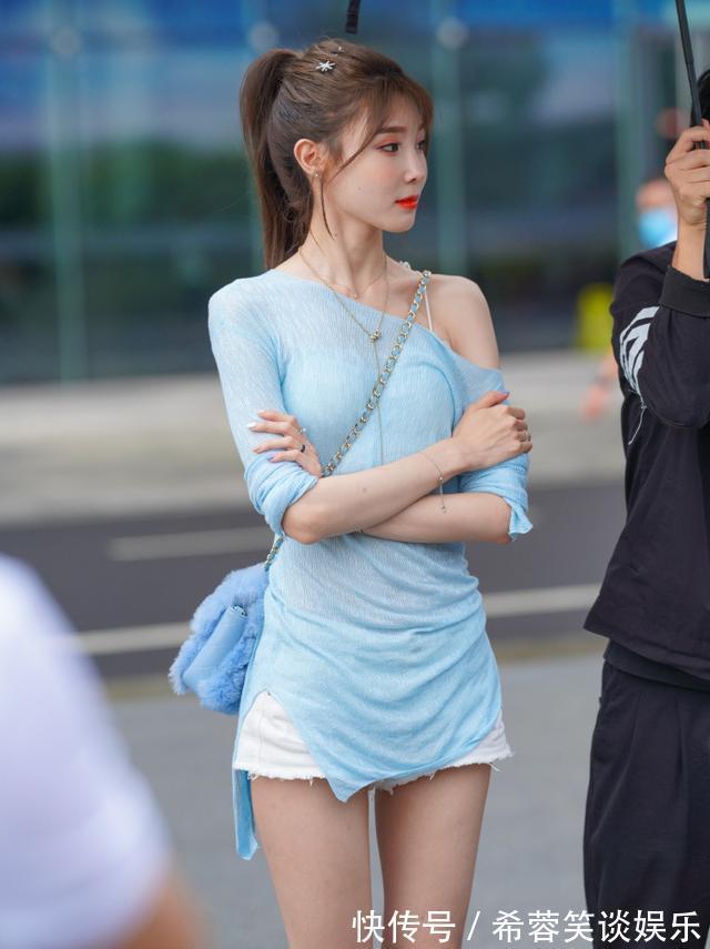 高跟鞋|骨感美女的另类造型,把斜肩长袖当成连衣裙,展现牛仔短裤的魅力