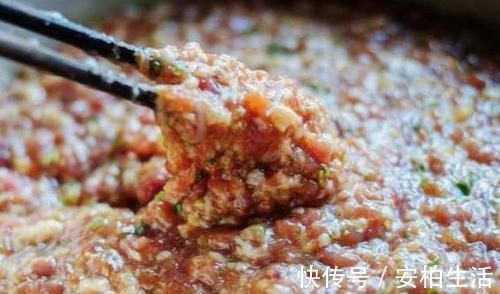天冷吃饺子,这样调饺子馅才叫香,饱满又多汁,怎么煮都不破皮!
