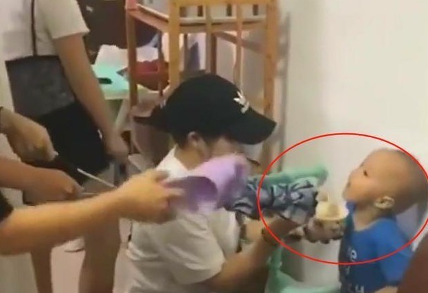 威胁|三位小姨协同宝妈喂饭,宝宝特别配合,网友:有人威胁就眨眨眼