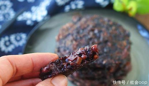 冬天多吃黑米补血比红枣强,蒸一蒸就上桌,细腻好消化,孩子最爱