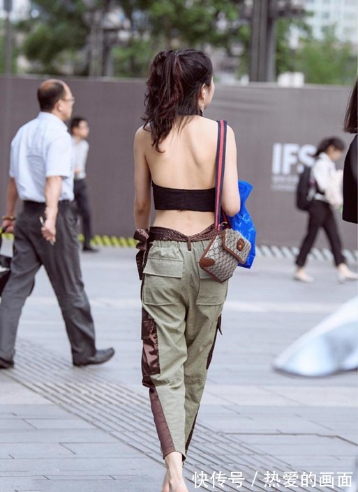 工装裤|嫌穿鞋太“捂脚”,纸板子绑两根皮筋,还不如“赤脚”