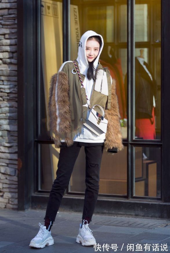 笨重|小白鞋不香了,冬天火了增高显腿细的“笨笨鞋”,配羽绒服太时髦