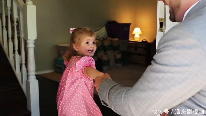 小棉袄|宝爸路过假装不认识女儿,下一秒女儿的反应,让爸爸心都化了