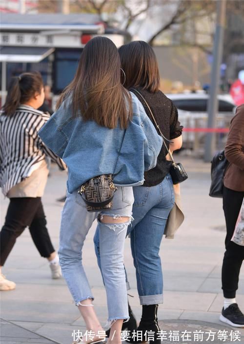 小衫|姐妹一起逛街，都选择牛仔裤，却搭配出格子的时尚感