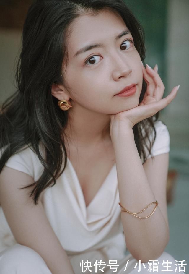 黏腻感|三木教你穿搭,白色T恤搭麻棉阔腿裤,40岁女人告别“大妈装”