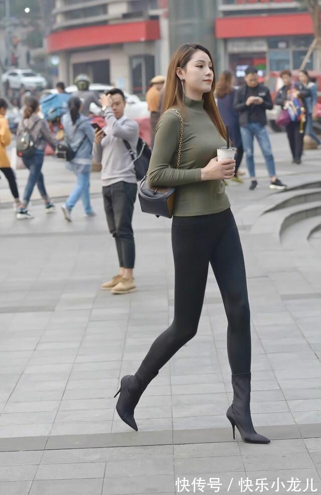 气质出众 军绿色修身上衣搭配瑜伽裤,温文尔雅真的很潇洒