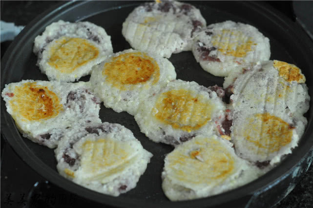 入秋了，儿子天天就馋它，平底锅一烙10分钟上桌，解馋又顶饱！