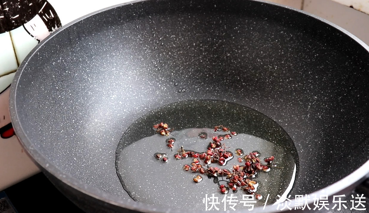 蒜蓉辣椒酱|豆腐皮别再炒着吃了，教你一个特色吃法，一做一大盆，方法超简单