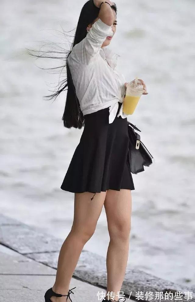 中长发 美女脚上半透的丝袜,搭配一双尖头高跟鞋,走路都充满着魅力