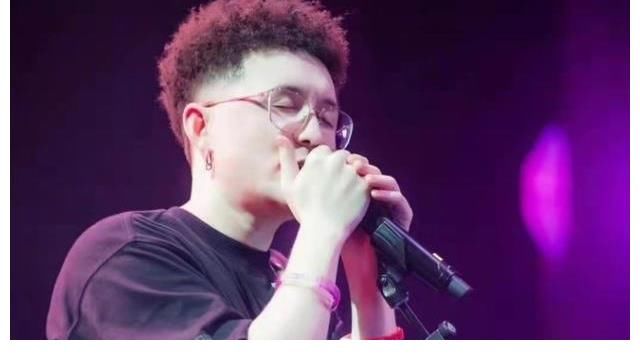 《追光吧》首次公演结束,张卫健组排名垫底,街舞冠军顺利晋级