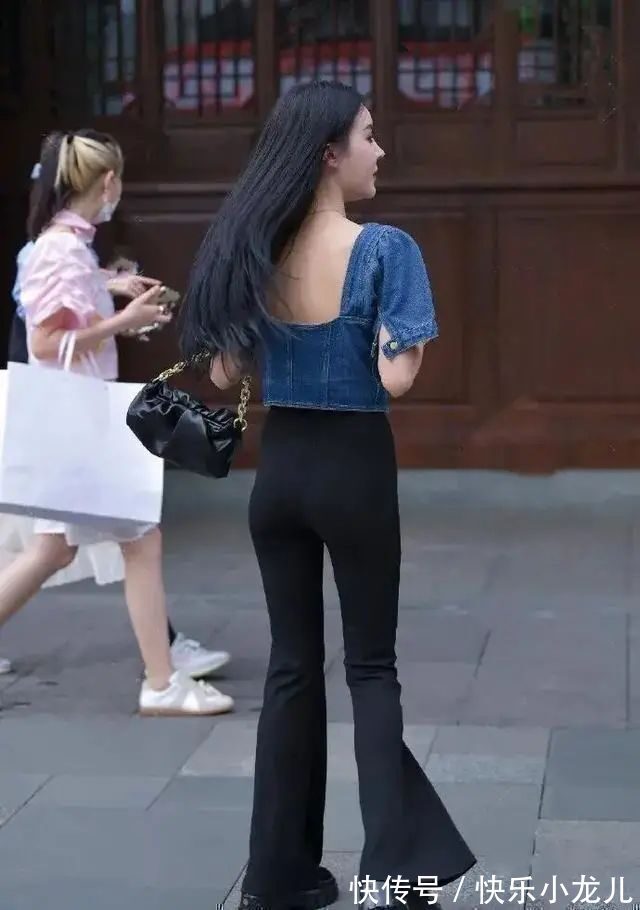 纯白色 蓝色牛仔短袖搭配黑色长款打底裤,整体清新搭配,气质阳光自信