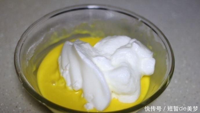 炎热的夏天,来一份酸酸甜甜的百香果慕斯,解暑又开胃!