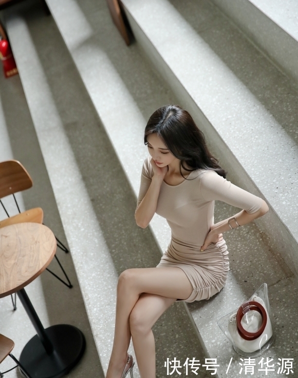 美人图鉴孙允珠：温文尔雅浅咖绒面皱褶连衣裙