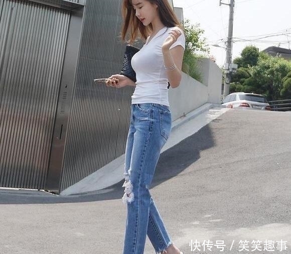 温柔甜美的牛仔裤美女，充满女人韵味，很有吸引力