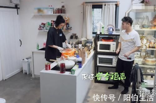 奚夢瑤在廚房收拾食材，何猷君下意識一句話，暴露他和奚夢瑤結(jié)婚的原因