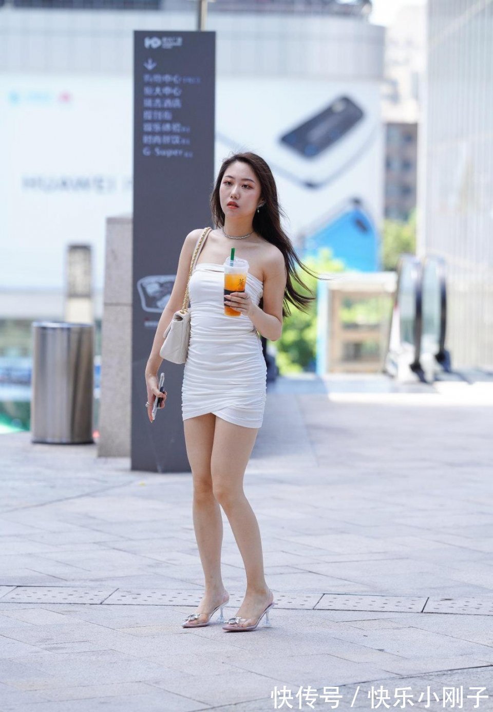 淡色|小姐姐虽然有点微胖,但是通过白色褶皱短裙的穿搭,弥补了身形的不足