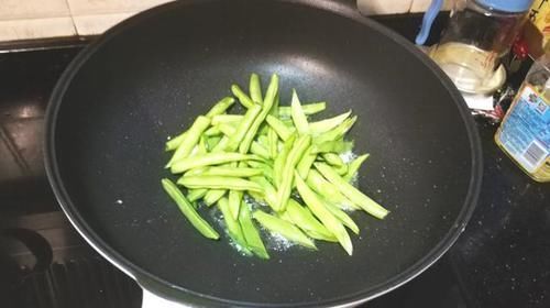 茄子|茄子配豆角，简单一锅出，咸香下饭，软嫩入味，三天就得做一次