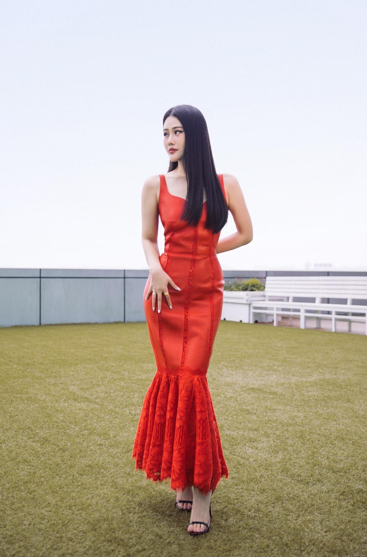 袁娅维真厉害!把皮质红色吊带连衣裙穿出时尚感,显得格外有韵味