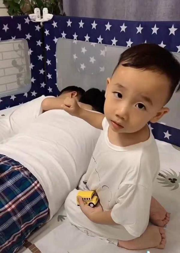 父子兵|爸爸醉酒被妈妈埋怨,两个儿子与爸爸统一战线,网友:上阵父子兵