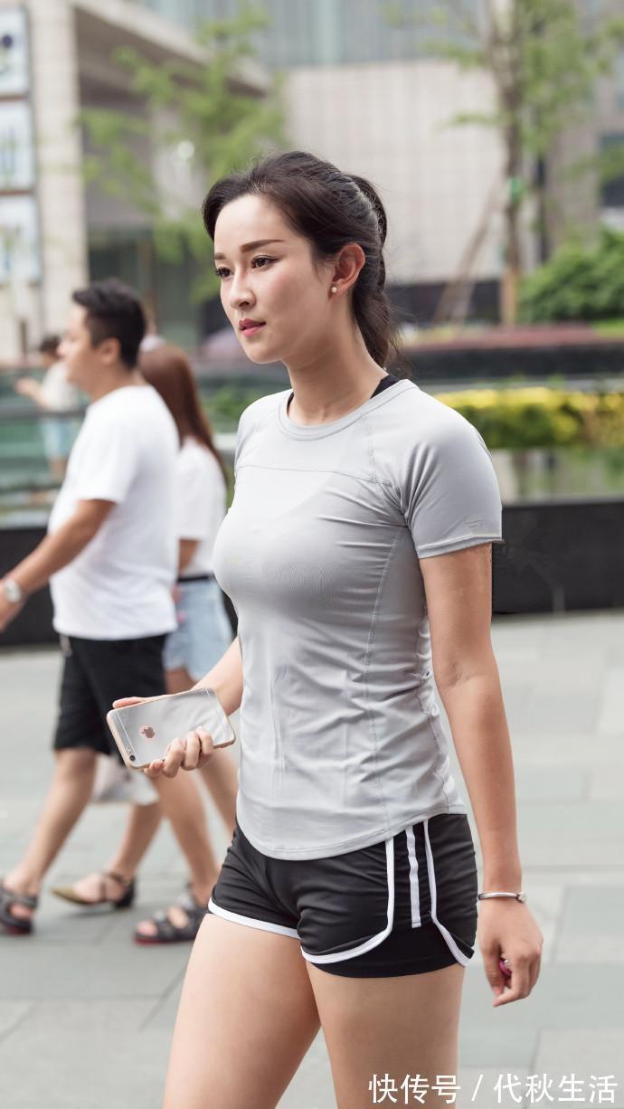 靓丽 高挑靓丽的小姐妹,身穿时吊带裙,清新甜美