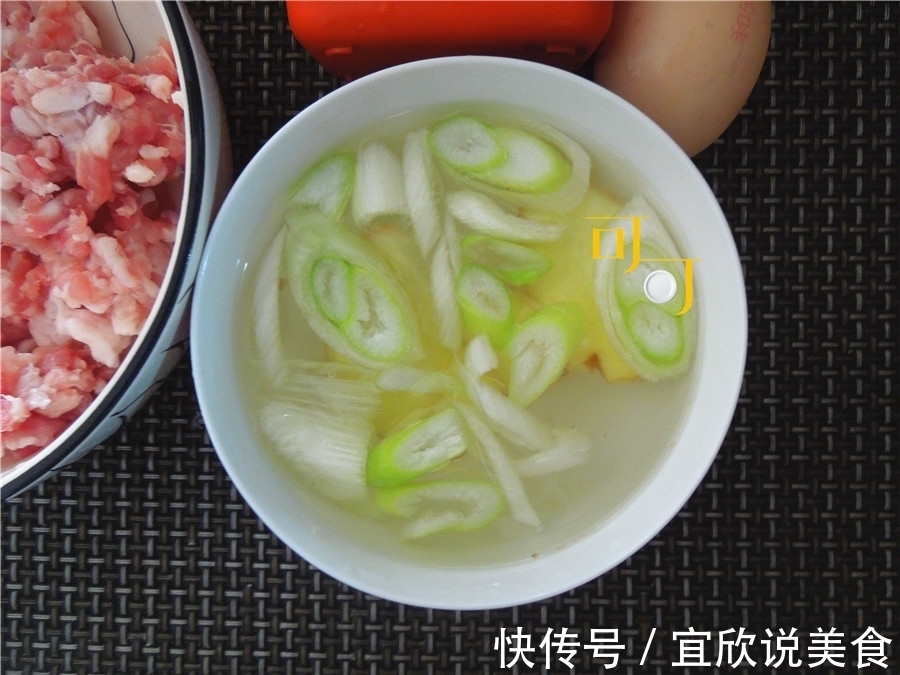 秋天又可以大口吃肉了，干炸丸子做起来，一口一个，外焦里嫩