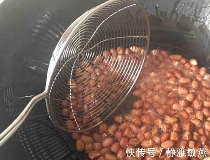 炸完花生米，直接撒盐就错了老师傅只用这一招，放多久都香脆