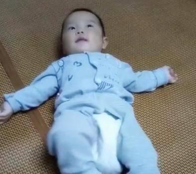 照顾孩子|宝宝不会翻身,却多次掉下床,爸爸无意拍下的视频,找到了真相