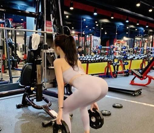柯基臀|健身女网红，每天200深蹲，专为打造柯基臀