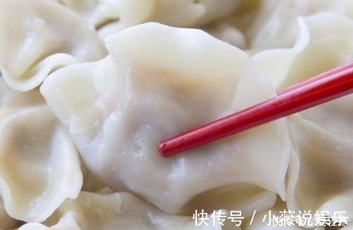 煮饺子时，要不要盖锅盖饺子馆大妈教你正确做法，不破皮更好吃
