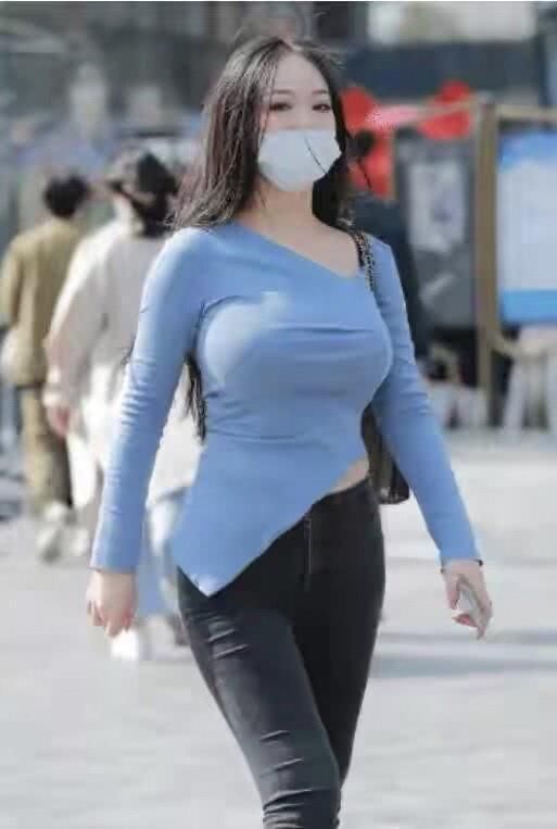 牛仔裤的款式不错,让你的腿部看起来更长,轻松穿出青春动感魅力