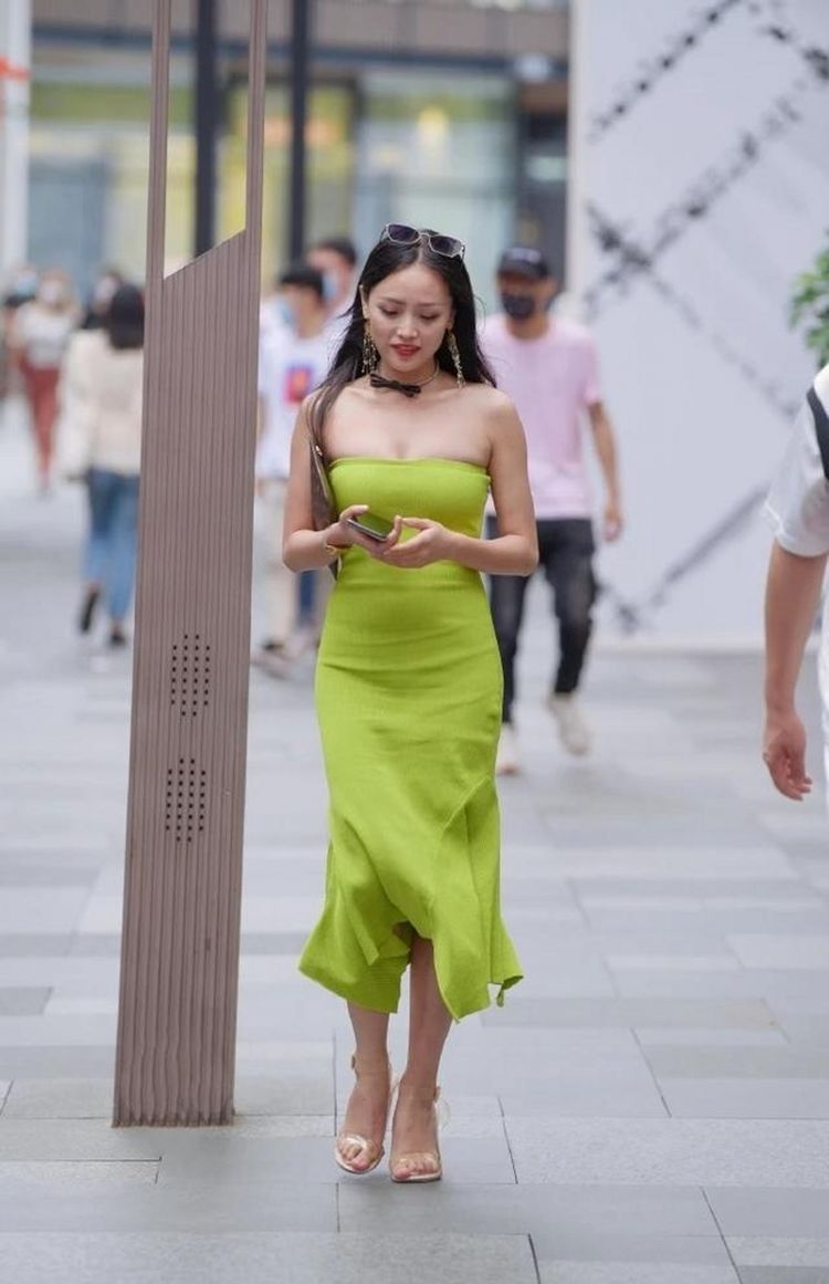喇叭裤|街拍：V领白T搭配藏蓝色喇叭裤，清爽彰显现代女性的自信魅力