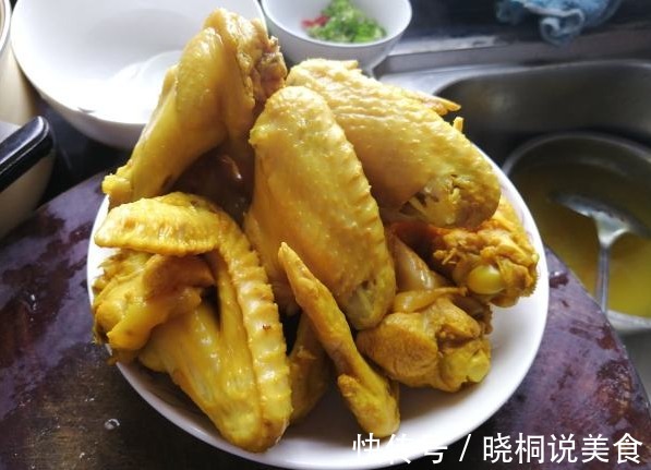 在家做道盐焗鸡翅，金黄诱人，皮滑肉嫩，有电饭锅就行，教您做法
