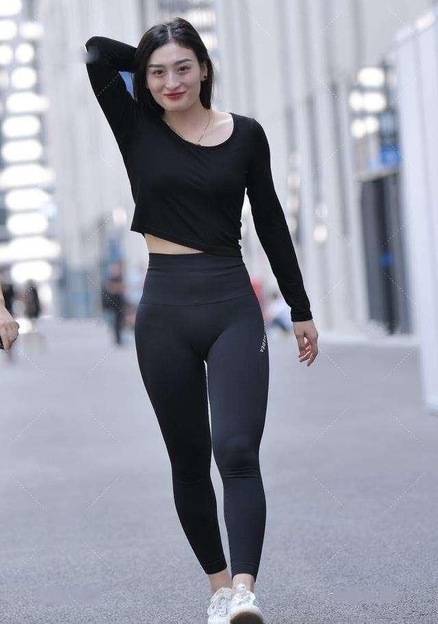 慵懒的打底裤尽显优美的飘逸感，轻松展现出优雅范儿，简约又干练