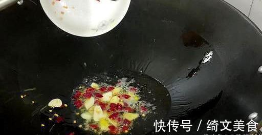 炝炒黄瓜|黄瓜的新做法，脆爽入味，做法简单，比拍黄瓜好吃多了！