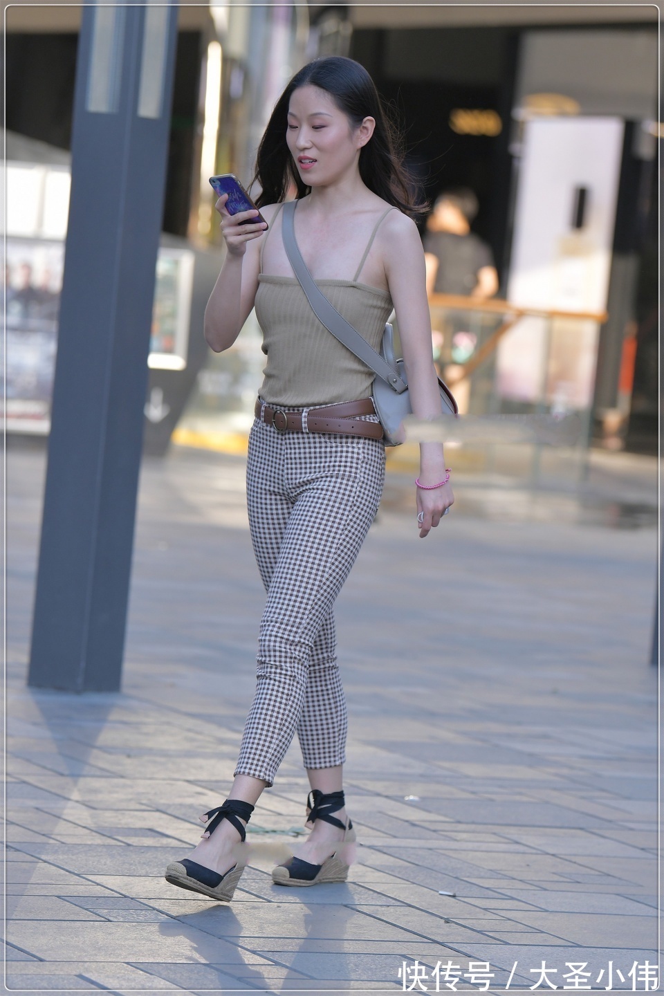 身材|美女街拍:街上最美丽的姐姐,完美身材让你短暂地忽略了颜值,根本无法分心