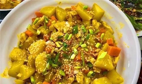 老公请同事来家里吃饭，我下厨做一桌菜，上桌却说我精明过头了