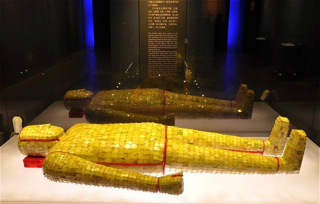 盗墓者|金缕玉衣那么值钱,为何盗墓贼古墓中发现时,只抽金丝不拿玉片?